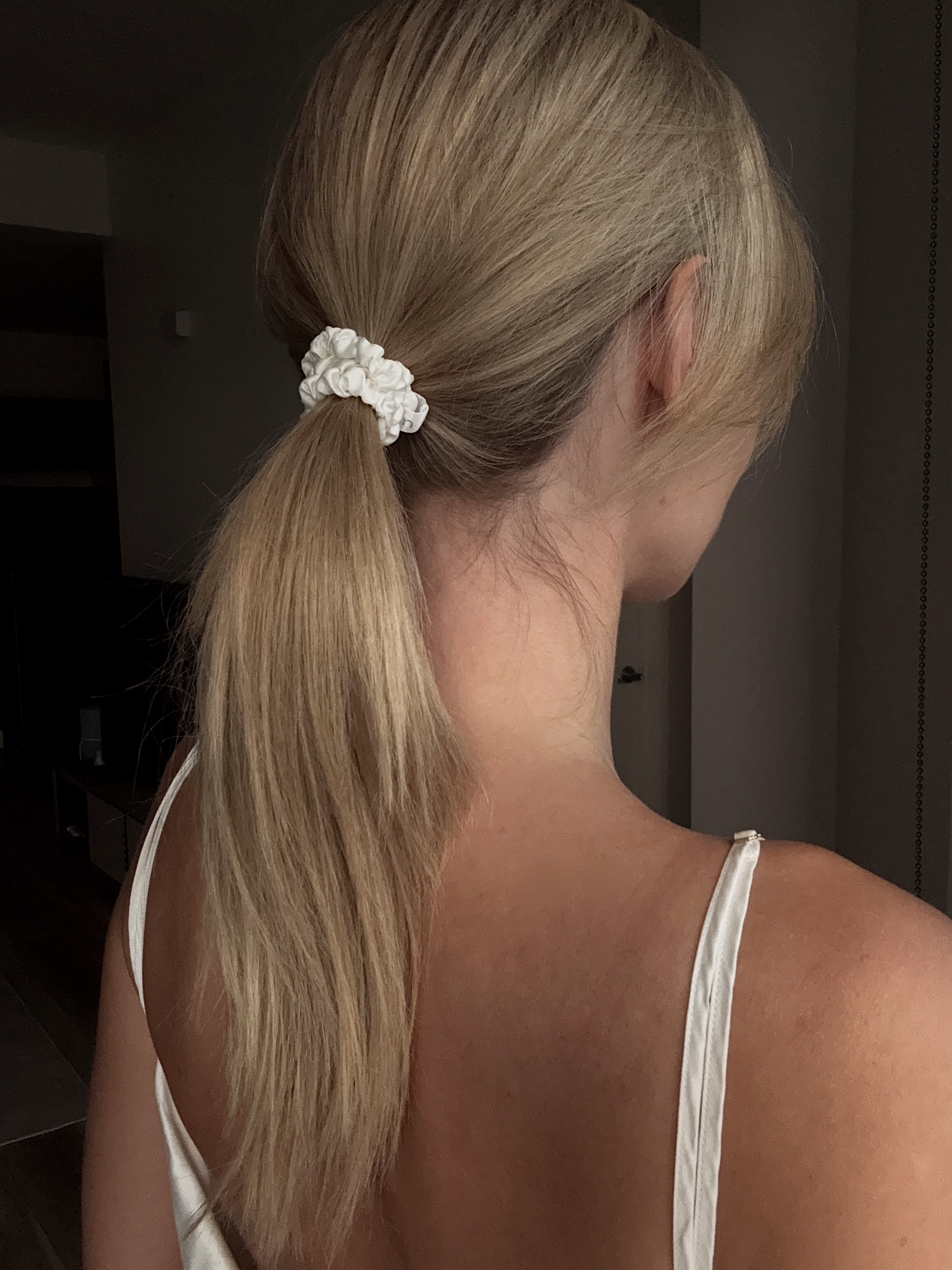 Blonde ponytail held by Kloven silk scrunchie
